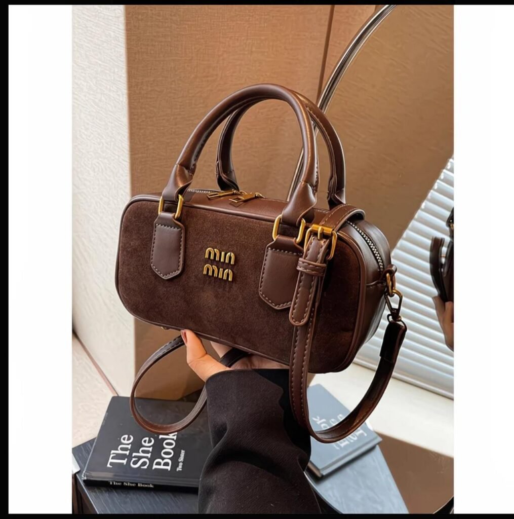 Designer's Autumn/Winter New Velvet Boston Handheld Pillow 2024 Single Shoulder Small Round Bag Versatile for Women kk11